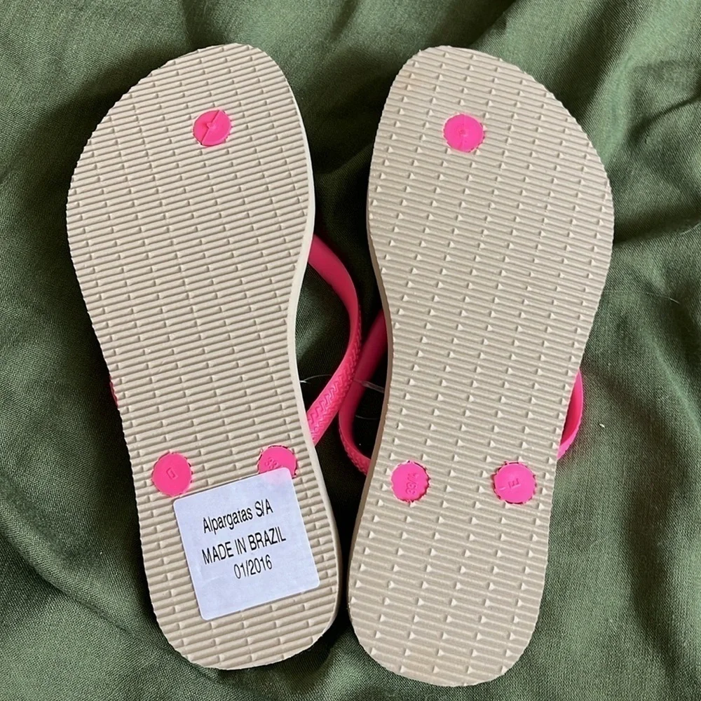 Brand New Havaianas Two Pairs Flip Flops Disney Sleeping Beauty Leopard Print